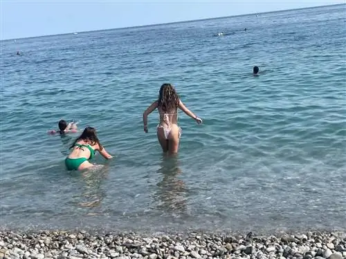 Один из каменистых пляжей в Ницце, Франция.