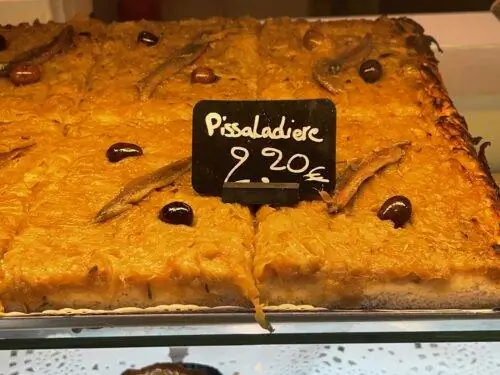 Pissaladiere, луковый пирог, является классическим блюдом Ниццы, доступным повсюду.