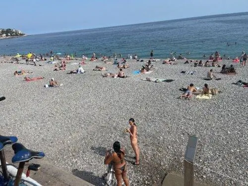 Каменистый пляж в Ницце, Лазурный берег.