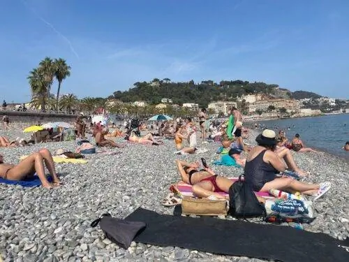 пляж в Ницце, Франция.