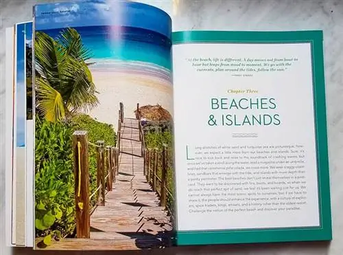 Главы Ultimate Journeys for Two организованы по типам мест, таким как «Пляжи и острова» и «Снег и лед», чтобы помочь парам открыть для себя новые направления в зависимости от их интересов.