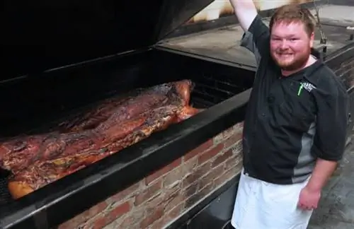 Внутри курильщика в ресторане Martin's Barbecue, Нэшвилл, Теннесси.