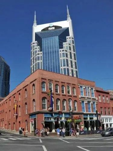 Башня Бэтмена в центре Нэшвилла.