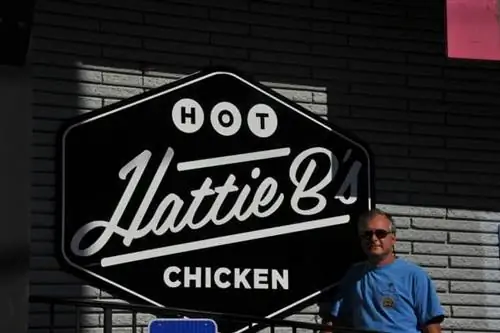 Горячий цыпленок - популярное блюдо в Нэшвилле, и Hattie B's - отличное место, где его можно найти.