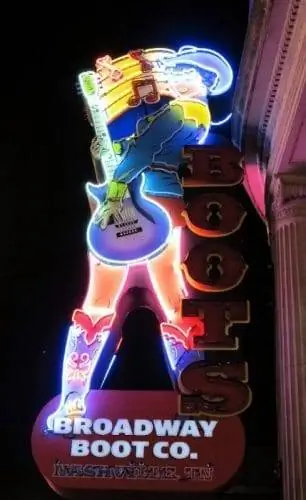 Broadway Boot, один из многих обувных магазинов на главной улице города.