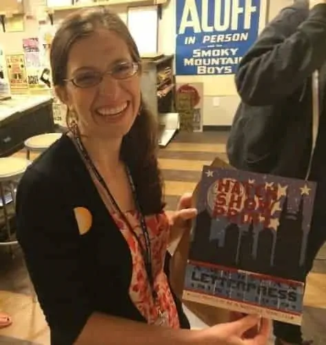 Вы можете создать свой собственный плакат с высокой печатью в музее Hatch Show Print в Нэшвилле.