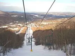 Из двухместных лифтов открывается захватывающий вид на Smugglers Notch в Вермонте.