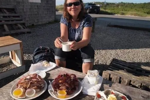 Наслаждайтесь ужином из морепродуктов на свежем воздухе в Ducher Dock, Menemsha, Martha's Vineyard.