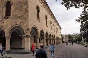 Внушительный внешний вид огромного музея Иосифа Сталина в Гори, Республика Грузия. Фотографии Макса Хартшорна.