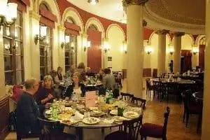Большая столовая на бывшей базе ВМФ.