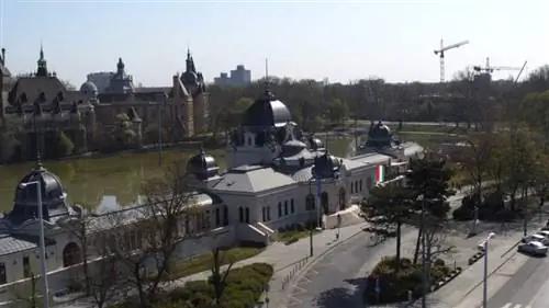 Две части Будапешта, Буда и Пешт, разделены могучей рекой Дунай.