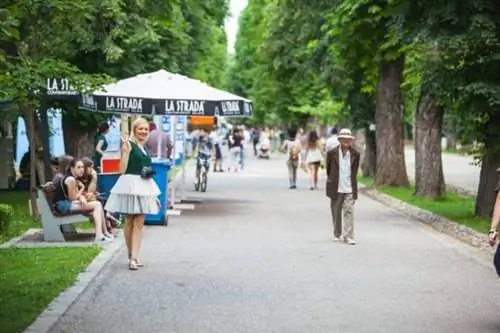Центральный парк - всегда полный жизни, во время Jazz in the Park Romania.