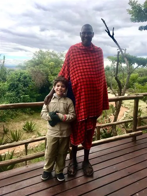 Мой сын с Лаки из отеля Tarangire Treetops.