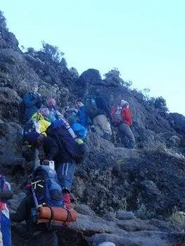 карабкаться по камням на горе Килиманджаро. фотографии Джесси Ваак.