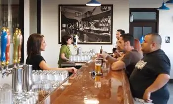 Животом в баре Anaheim Brewing.