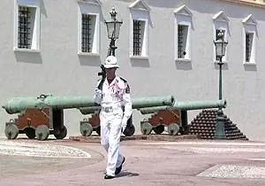 Охранник дворца князя Монако Альбера II - фото Дженнифер Ваттам Клит