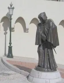 Статуя Франсуа Гримальди, «монаха» с мечом в рясе.