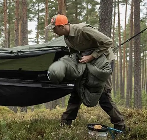 Система Crua Bivy Sackhybrid представляет собой спальный мешок, одновременно являющийся палаткой и гамаком для одного человека.