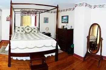 Нам повезло, что у нас есть Alethea Suite в отеле типа «постель и завтрак» Alden House - с загородной мебелью, просторной гостиной и, что самое главное, отдельным входом с улицы.