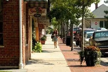 Центр города Южные сосны, Южная Каролина, напротив депо.