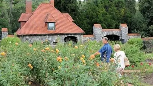 Прогулка в саду рядом с особняком.