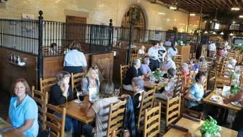 Посетители могут пообедать в переоборудованных конюшнях особняка.