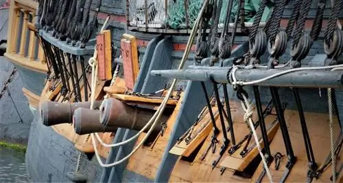 орудия на HMS Surprise