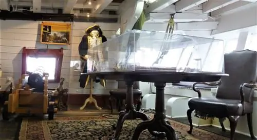 Кабина HMS Surprise намного меньше, чем в фильме, но показывает, как каждый дюйм на корабле использовался для боя, включая каюту капитана, в которой были пушки. Мебель и стены убирали в бою, чтобы не было осколков.