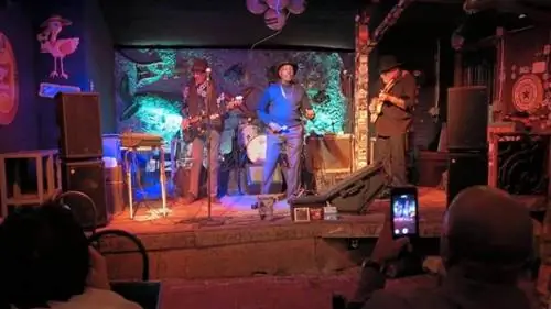 Группа Soulard Blues Band играет блюз Сент-Луиса в Broadway Oyster Bay в Сент-Луисе.