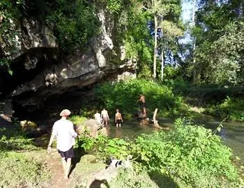 В ручьях купаются местные жители и путешественники.