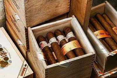 Ящик импортных элитных сигар в Таллинне.