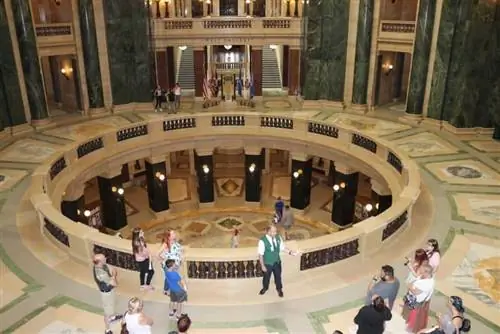 Экскурсия по столичной ротонде в Мэдисоне, штат Висконсин.