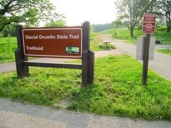 Западная тропа Glacial Drumlin Trail находится в Коттедж-Гроув.