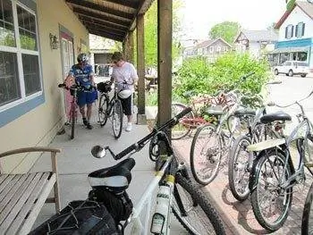 Прямо на тропе лыжный магазин Bicycle Doctor Nordic в Доусмане предлагает прохладительные напитки для людей и велосипедов.