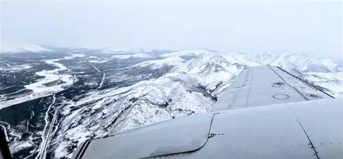 Вид с воздуха на горный хребет Брукс, трубопровод Аляски и шоссе Далтон с самолета