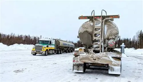 Покрытые льдом грузовики заправляются на остановке Coldfoot Camp Truck Stop