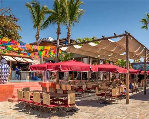 Патио Fiesta отеля California, расположенного в Тодос-Сантосе, Мексика.