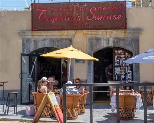 Ресторан и бар Tequila's Sunrise расположен через дорогу от отеля California в Тодос-Сантосе, Мексика.
