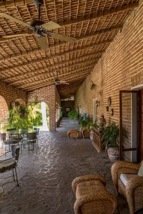 Открытый коридор отеля Todos Santos Inn в Тодос-Сантос, Мексика.