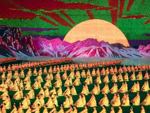 Массовые игры Ариран прославляют Вечного лидера, Ким Ир Сена и корейское наследие как на севере, так и на юге.