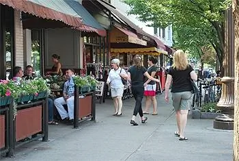 Уличная сцена в центре Саратоги. фото Соня Старк.