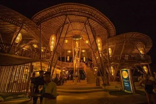 The Pearl Lounge на Gili T, пятизвездочный ресторан, полностью построенный из бамбука.