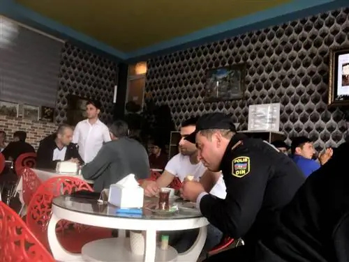 В ресторане «Ганджлик» местные жители наслаждаются чаем, пити, кебабом и хлебом.
