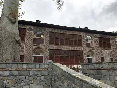 Знаменитый Шекинский дворец ханов рядом и старое дерево внутри крепостного комплекса. Недавно объявлен объектом наследия ЮНЕСКО в августе 2019 года.