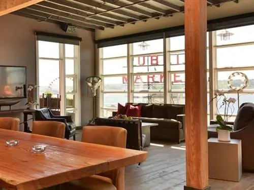Общая зона Inn at the Market с видом на знаменитую рыночную вывеску.