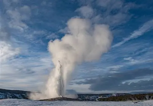 В среднем Old Faithful извергается примерно каждые 90 минут на высоту от 106 до 184 футов.