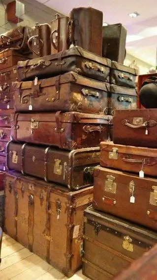 Вдохновляет коллекционера, представляя, как эти старомодные чемоданы будут выглядеть восстановленными. Вдохновляет коллекционера, представляя, как эти старомодные чемоданы будут выглядеть восстановленными.