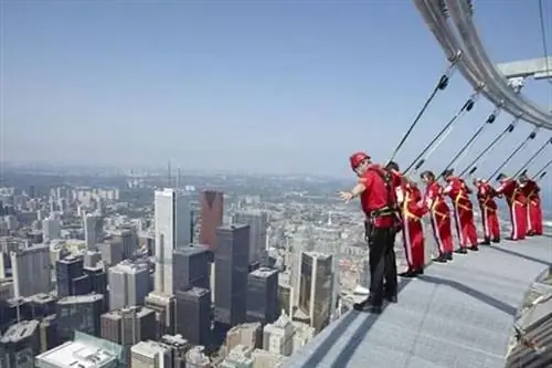 CN-Tower Toronto: если вы достаточно смелы, вы можете висеть на краю, как это делают эти ребята! CN-Tower Toronto: если вы достаточно смелы, вы можете висеть на краю, как это делают эти ребята!