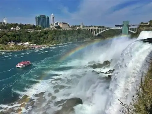 Посещение Ниагарского водопада не будет полным без катания на лодке Maid of the Mist, купания в тумане и радости от радуги на фоне горизонта Торонто! Трупти Посещение Ниагарского водопада не будет полным без катания на лодке Maid of the Mist, купания в тумане и радости от радуги на фоне горизонта Торонто! Трупти