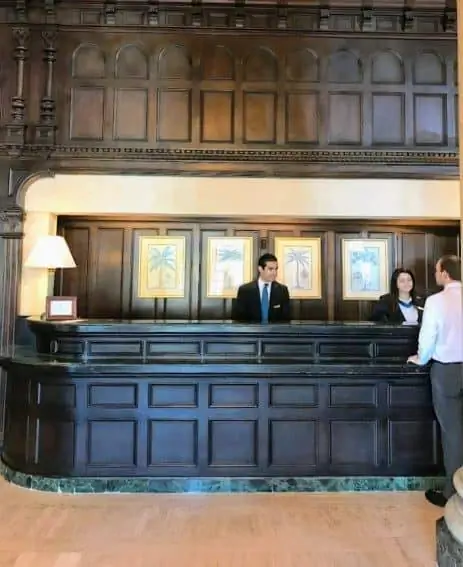 Стойка регистрации из красного дерева в отеле Biltmore. Стойка регистрации из красного дерева в отеле Biltmore.